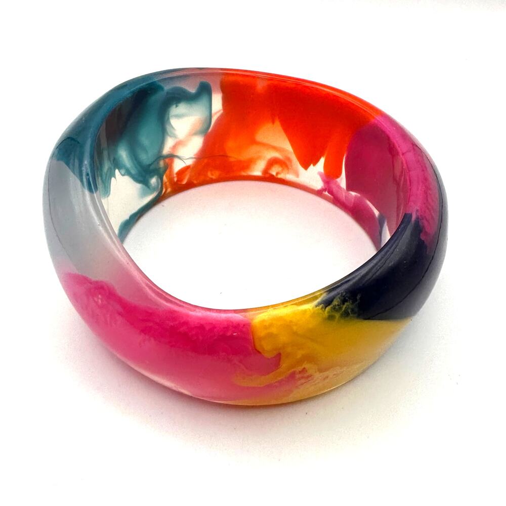 Rainbow Swirl Lucite Bangle Bracelet Heavy Chunky Jewelry Shiny 60s 70s Retro - Picture 3 of 14